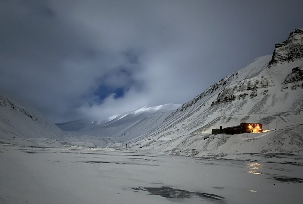 Svalbard, northern lights, aurora, aurora borealis, Longyearbyen, Norway, polar night, atmosphere, atmospheric phenomena, crosses, cemetery, graveyard, mining, accidents, avalanches